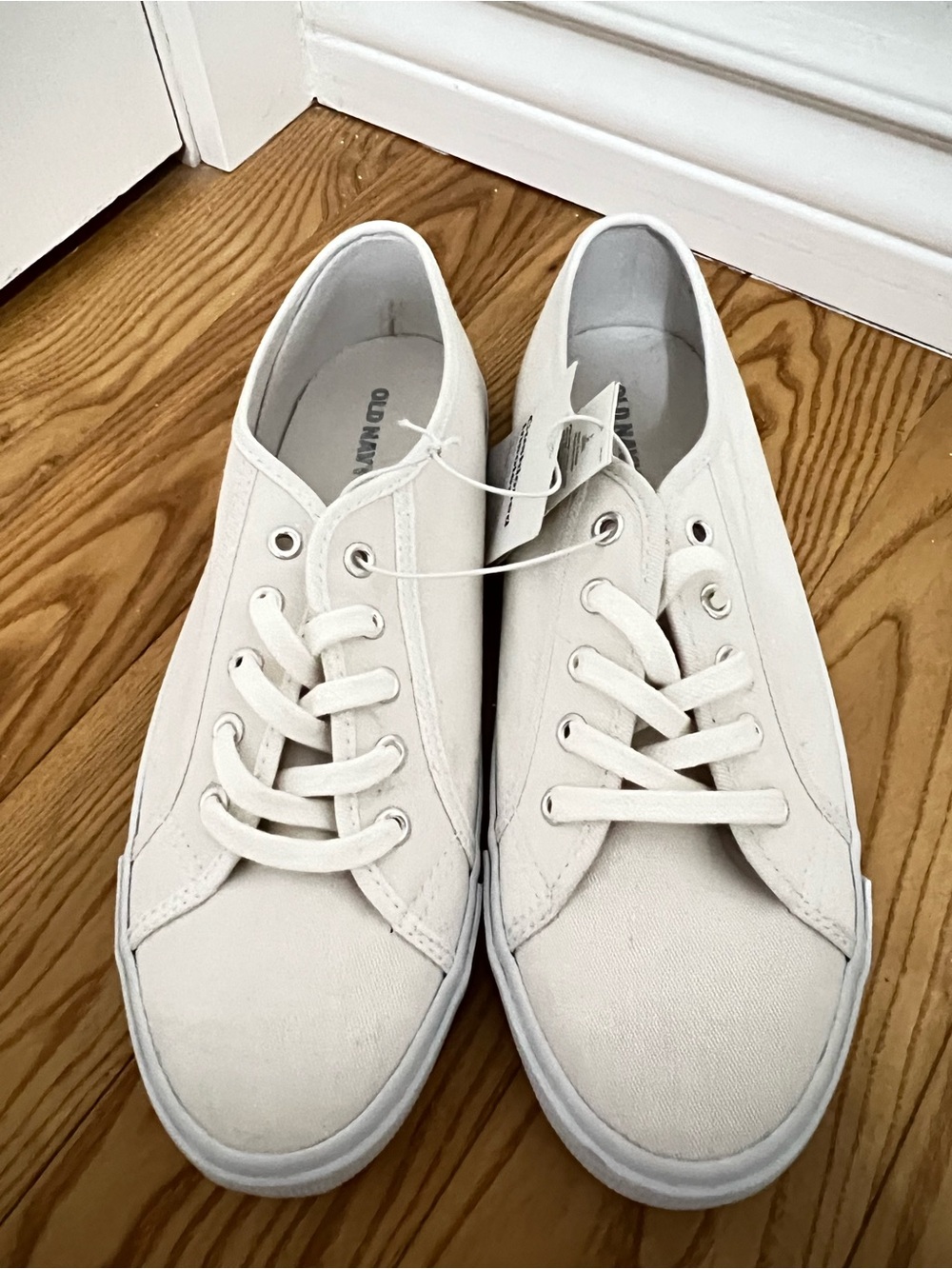 Old Navy White Low-Top Comfy Canvas Sneakers Size 9 Perfect Everyday Shoes - Picture 3 of 13